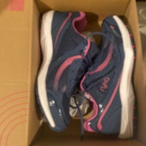 Rylan Dash 3 walking sneakers 7.5 Wide width. navy and pink. NEW IN BOX